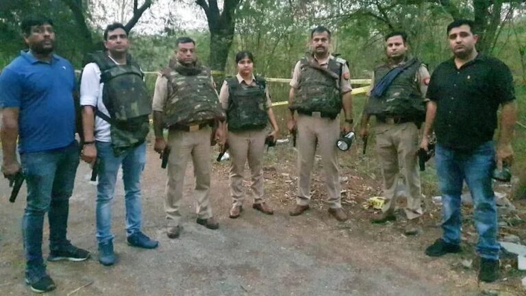 गाजियाबादयाव पुलिसया सानै दुथांफोरखौ गावथारदों। गाजियाबादयाव पुलिसया सानै दुथांफोरखौ गावथारदों।